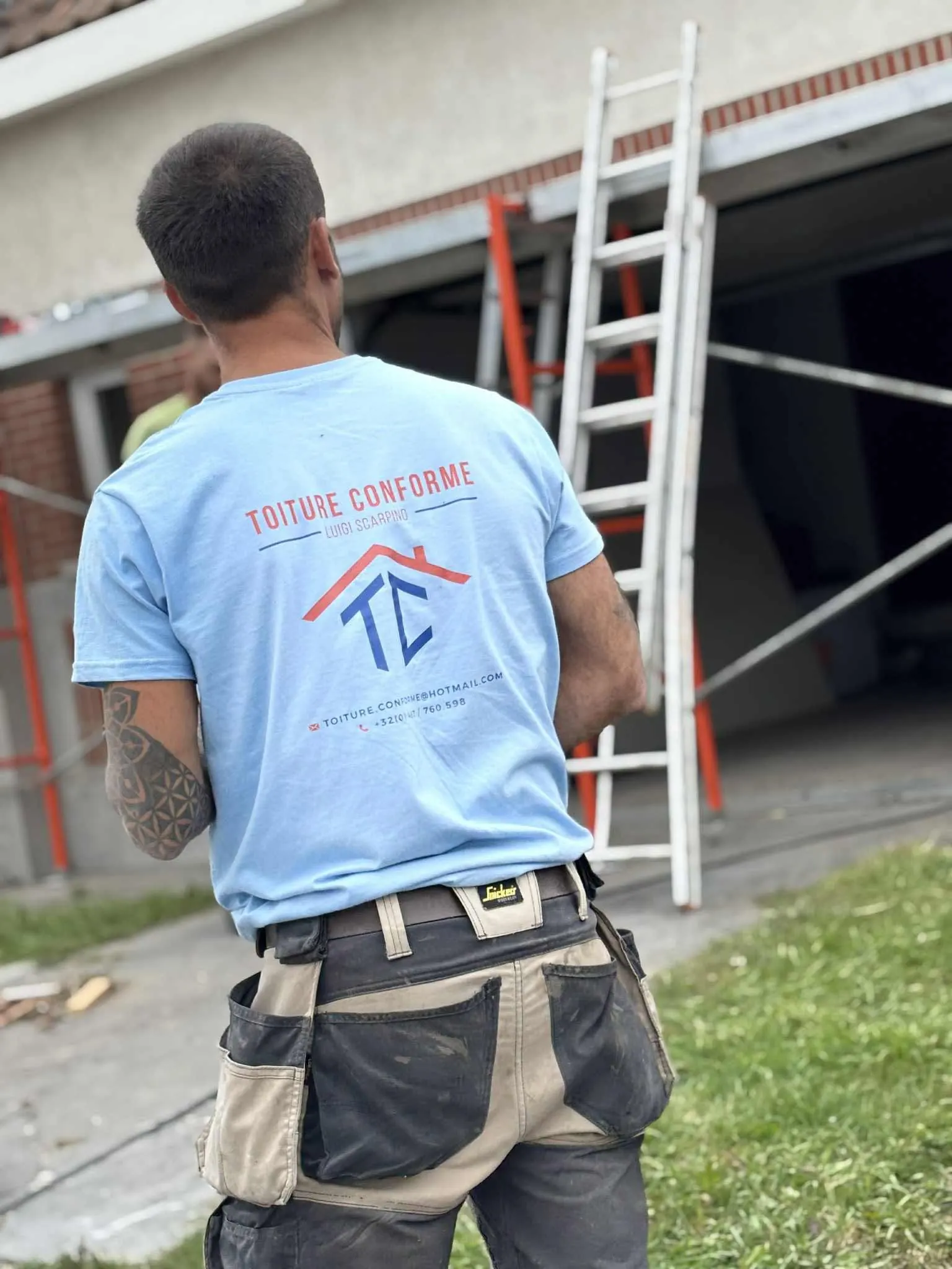 Couvreur Toiture conforme au travail sur un toit