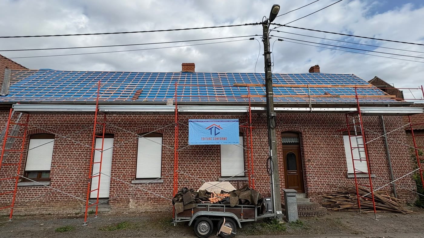 Façade de la maison avec le toit entièrement couvert de sous-toiture bleue