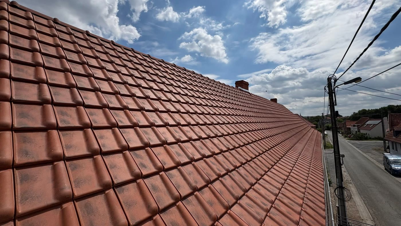 Versant de toiture terminé en tuiles rouges neuves